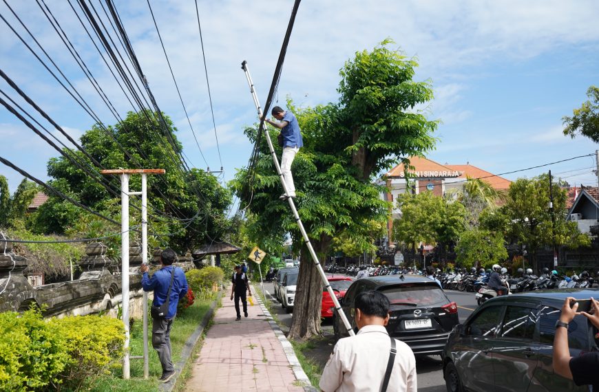 Pemkab Buleleng Tertibkan Kabel Fiber Optik Semrawut di Jalan Pramuka Singaraja