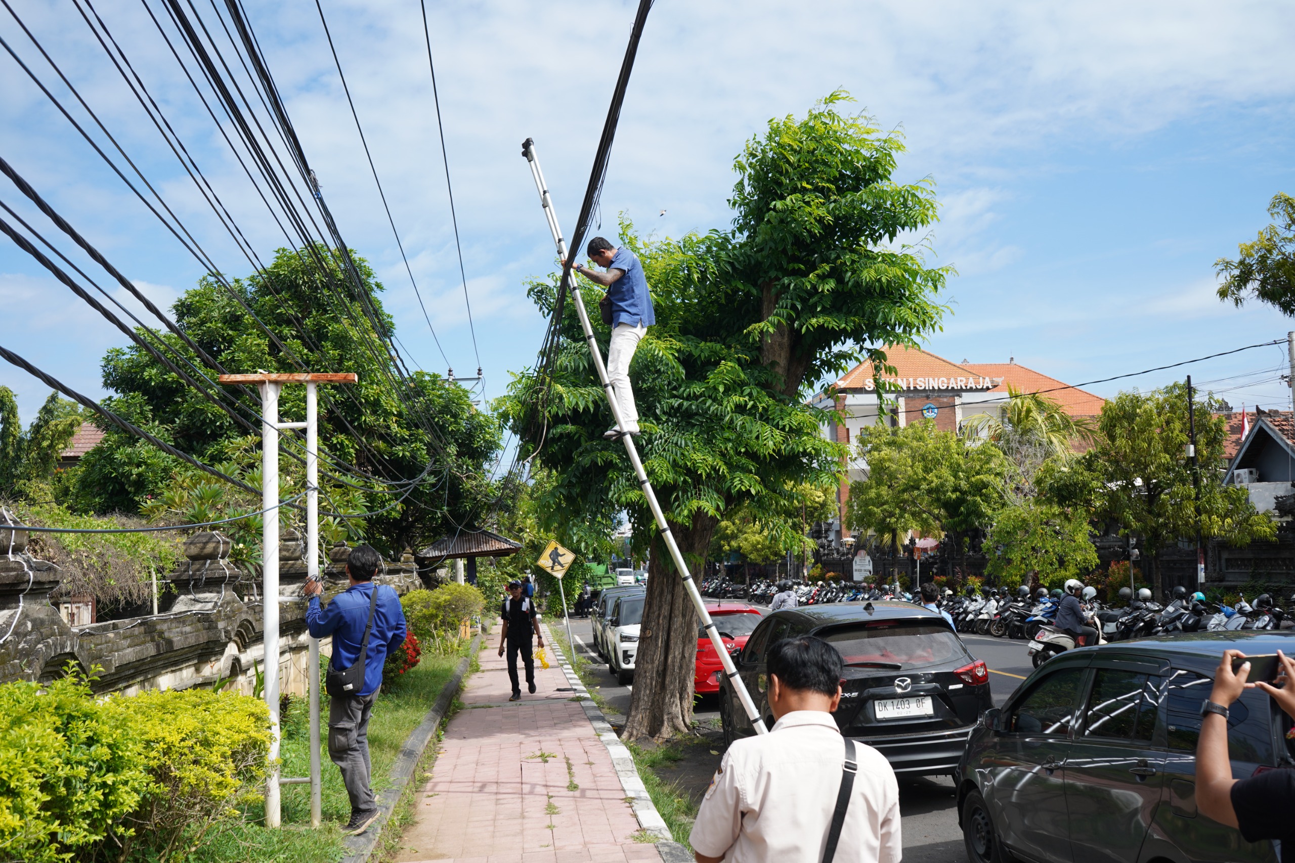 Pemkab Buleleng Tertibkan Kabel Fiber Optik Semrawut di Jalan Pramuka Singaraja