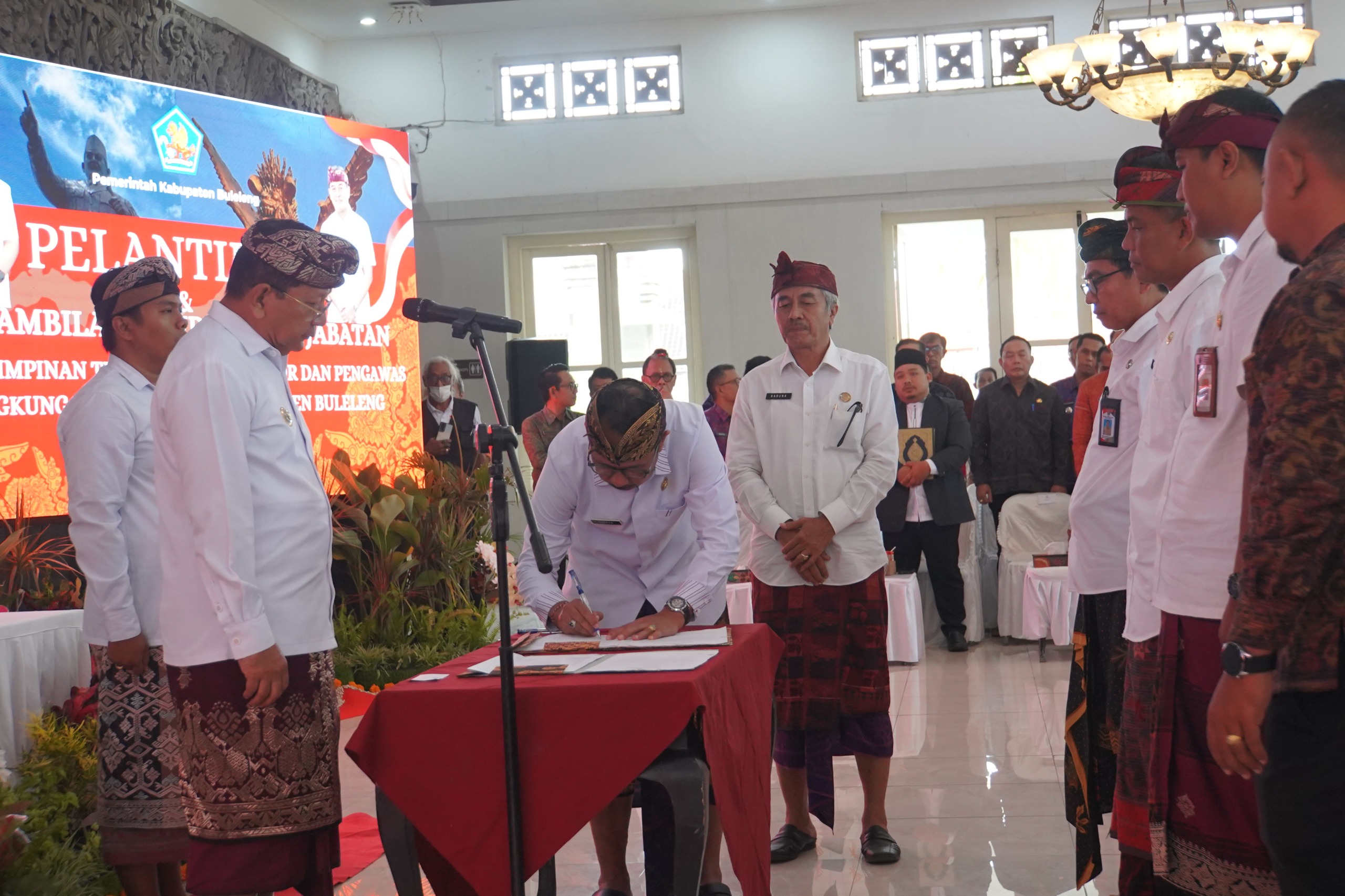 Penyesuaian SOTK, Bupati Sutjidra Lantik 187 ASN di Lingkungan Pemkab Buleleng