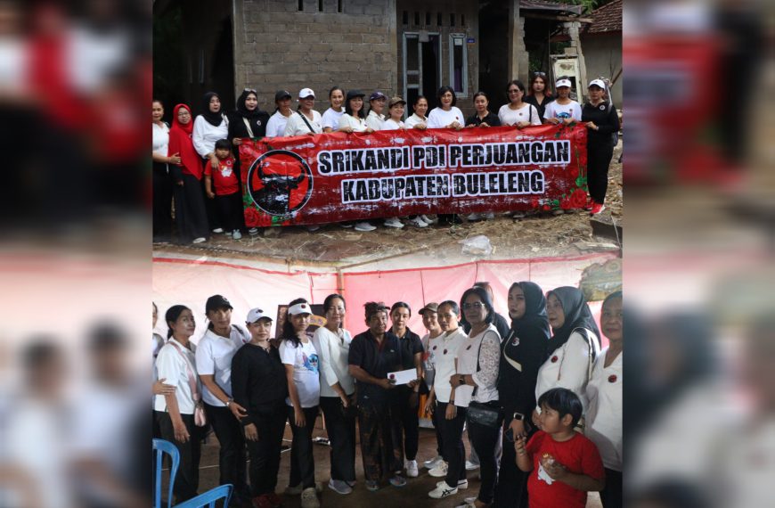 Peduli Korban Banjir, Srikandi PDI Perjuangan Buleleng Serahkan Bantuan di Desa Banjar