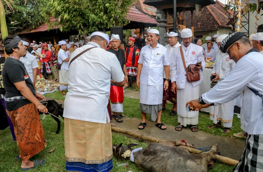 Jelang Tawur Kesanga, Bupati Sutjidra Ikuti Mapepada di Desa Adat Buleleng