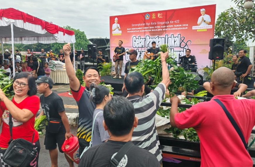 Satu Pikap Kangkung Dibagikan di CFD Singaraja, Warga Antre Sayuran Gratis