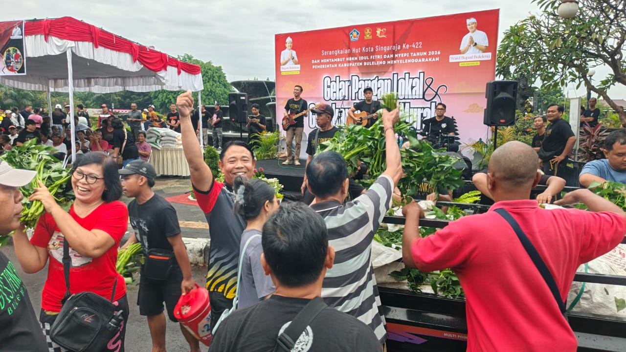 Satu Pikap Kangkung Dibagikan di CFD Singaraja, Warga Antre Sayuran Gratis