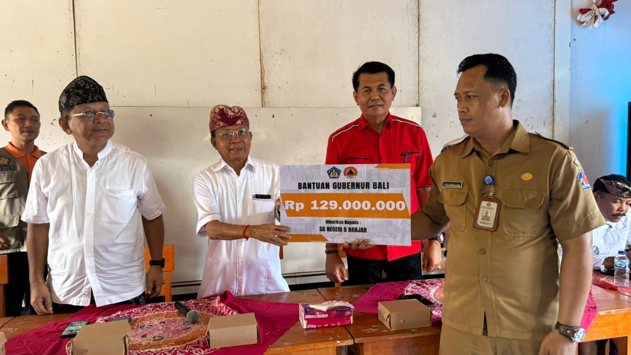 Koster Salurkan Bantuan Rp129 Juta untuk Pemulihan SD Negeri 5 Banjar Pascabanjir