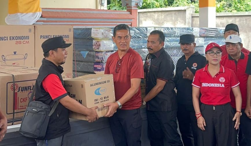 Ringankan Beban Warga Terdampak Banjir, PDIP Buleleng Salurkan Bantuan ke Desa Banjar