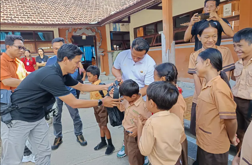 Komunitas Jurnalis Buleleng Salurkan Bantuan Perlengkapan Sekolah untuk Siswa Terdampak Banjir di SDN 5 Banjar