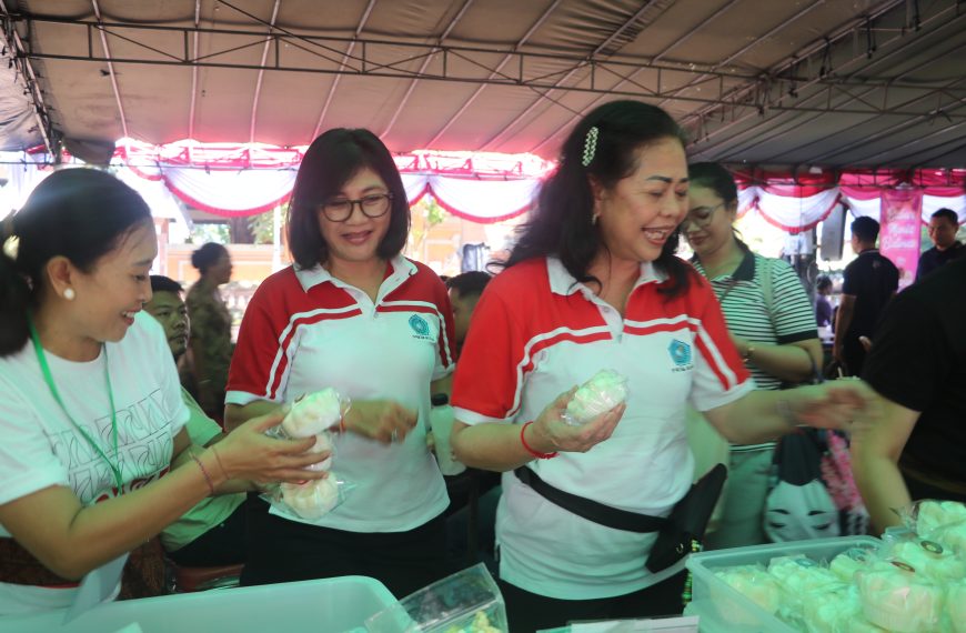 Perkuat UMKM dan Kepedulian Sosial, Ny. Wardany Sutjidra Hadiri Pasar Rakyat PKK di Tabanan