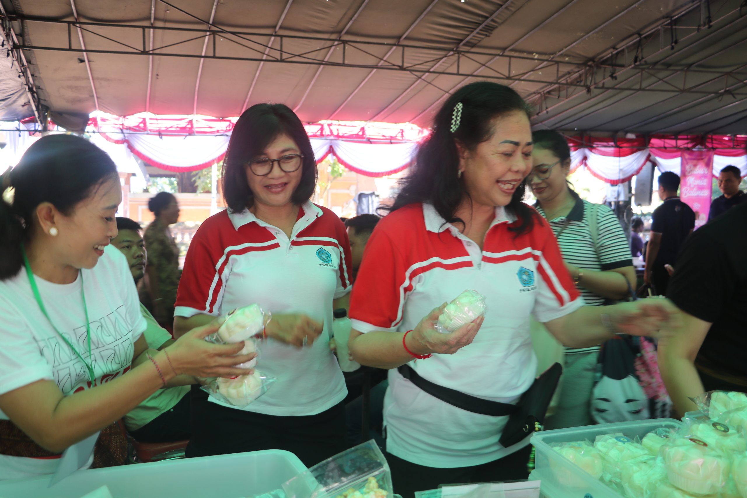 Perkuat UMKM dan Kepedulian Sosial, Ny. Wardany Sutjidra Hadiri Pasar Rakyat PKK di Tabanan