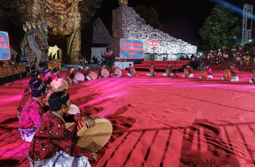 Harmoni Tarian Winayaka dan Tarian Burdah Warnai Penutupan Festasada 2026 di RTH Bung Karno