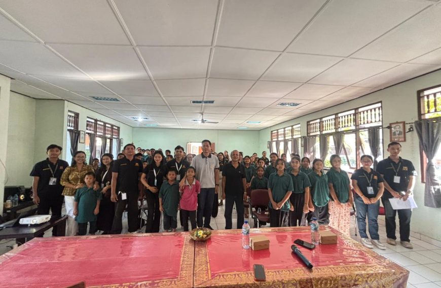 HIMA Prodi Filsafat Hindu IAHN Mpu Kuturan Gelar Karma Yoga di Panti Asuhan Udyana Wiguna