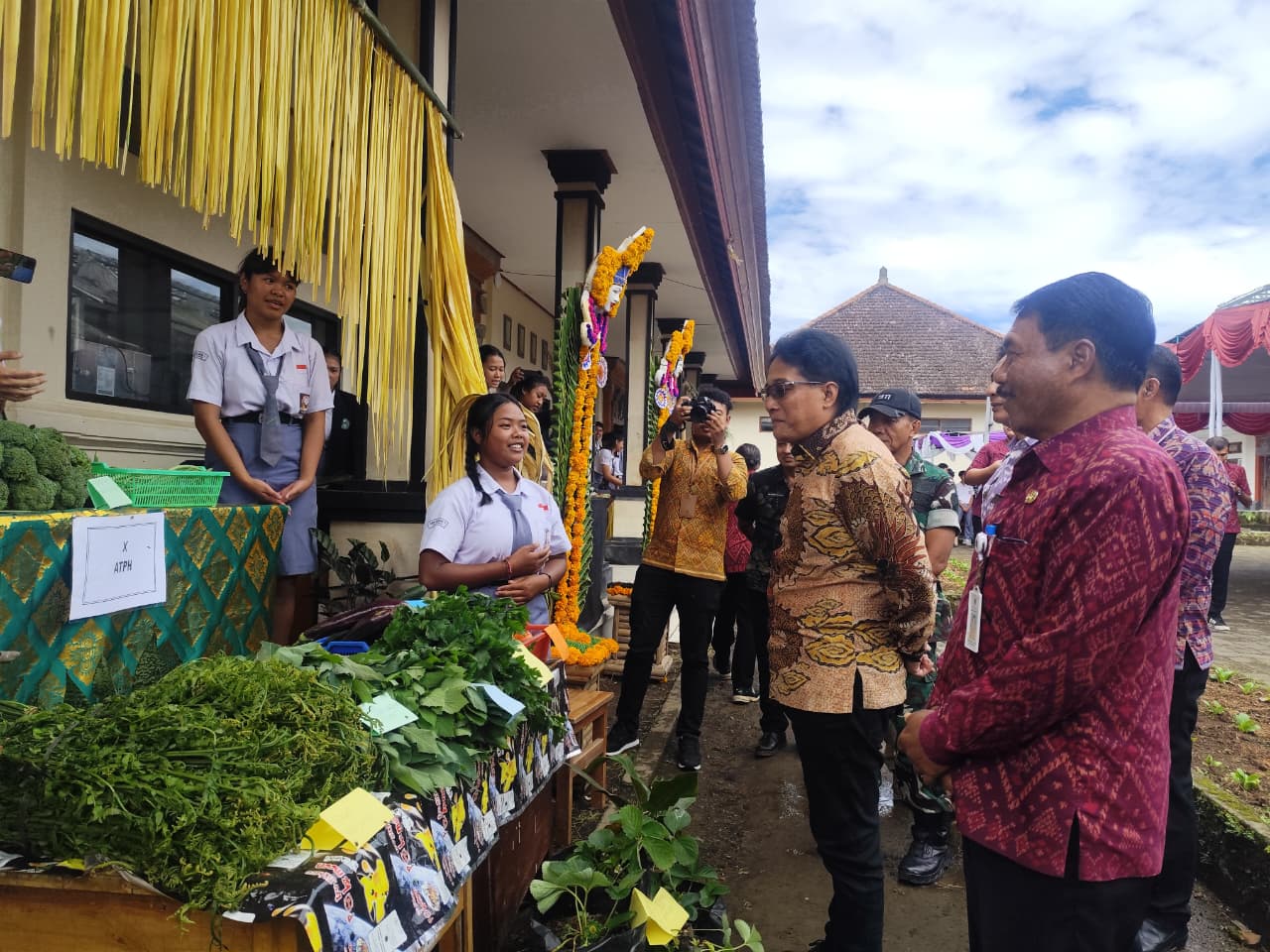 Wagub Giri Prasta Dorong Lulusan SMKN 1 Petang Jadi Petani Muda Inovatif di Usia ke-20 Sekolah