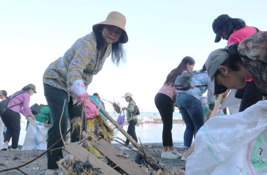 Aksi Nyata Sambut Kartini, Perempuan Buleleng Pimpin Gerakan Bersih Pantai Kubujati