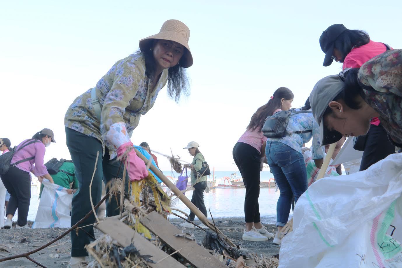 Aksi Nyata Sambut Kartini, Perempuan Buleleng Pimpin Gerakan Bersih Pantai Kubujati