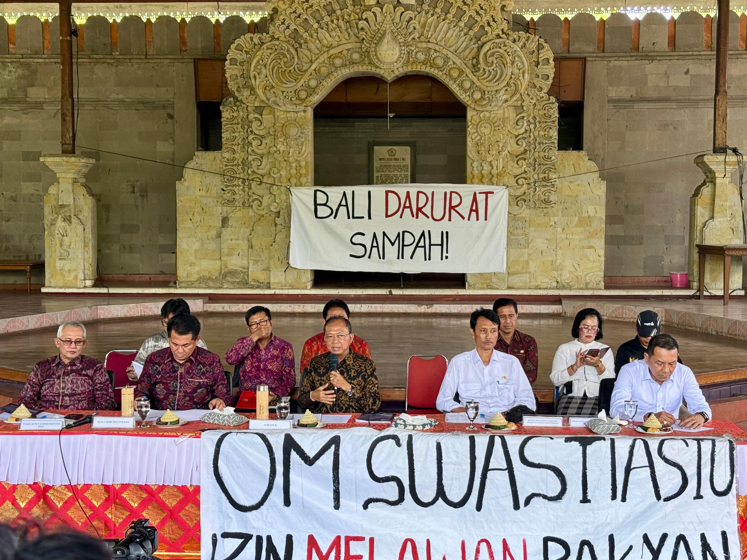 Dialog dengan BEM Unud, Gubernur Wayan Koster Tegaskan Komitmen Bersama Tuntaskan Krisis Sampah Bali
