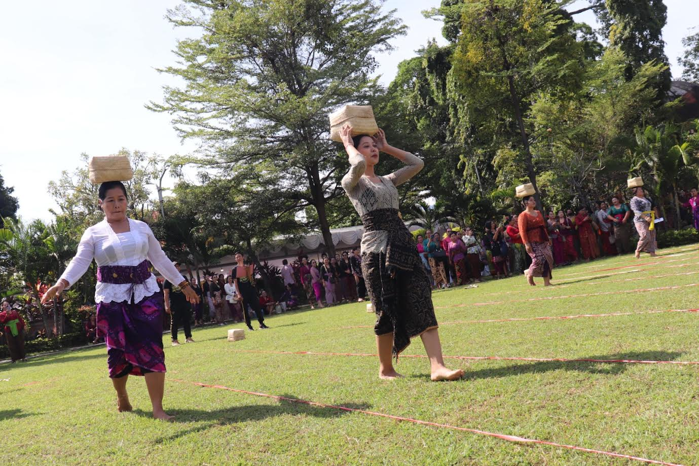Semarak Hari Kartini di Buleleng, Lelunakan dan Nyuun Sokasi Angkat Kearifan Lokal