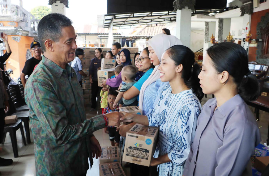 Wabup Supriatna Serahkan Bantuan Makanan Tambahan untuk Balita Stunting dan Ibu Hamil di Banyuasri