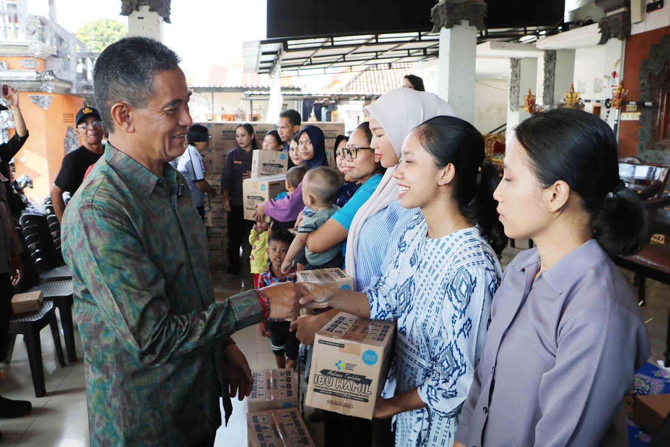 Wabup Supriatna Serahkan Bantuan Makanan Tambahan untuk Balita Stunting dan Ibu Hamil di Banyuasri