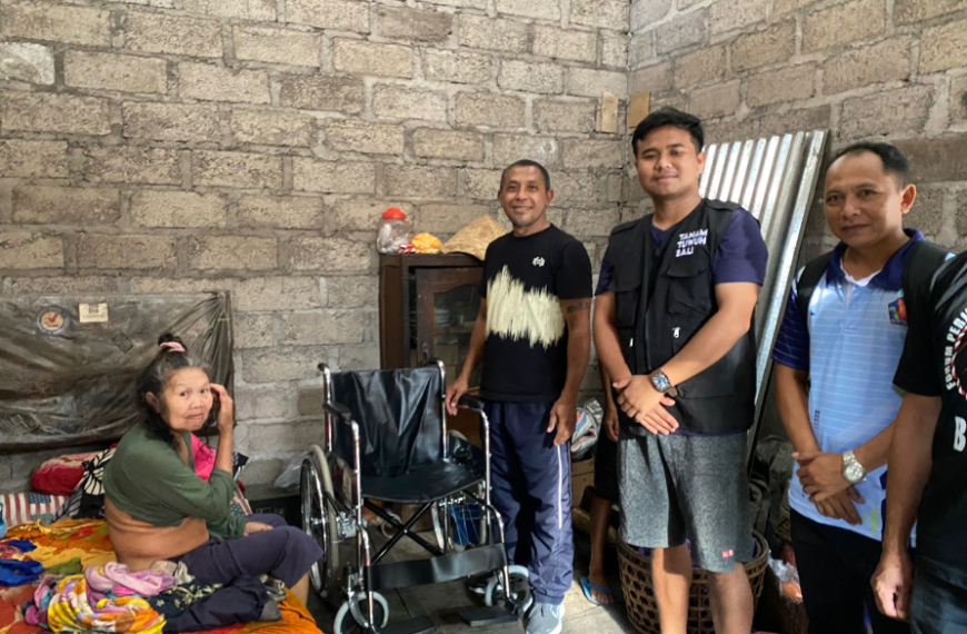 Kadek Agus Kusumanadi Salurkan Bantuan Kursi Roda dan Sembako untuk Lansia di Sidetapa