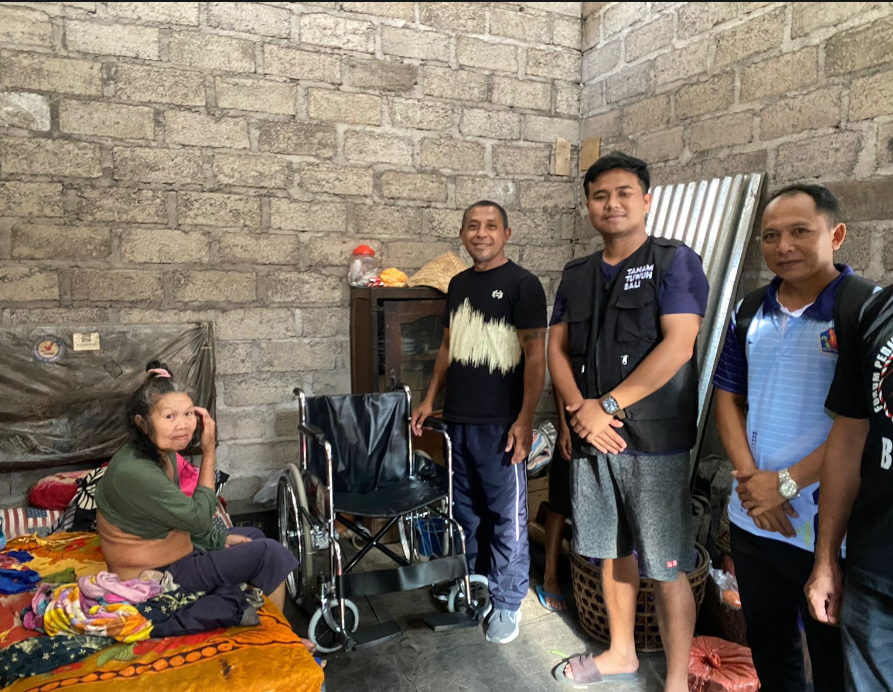 Kadek Agus Kusumanadi Salurkan Bantuan Kursi Roda dan Sembako untuk Lansia di Sidetapa