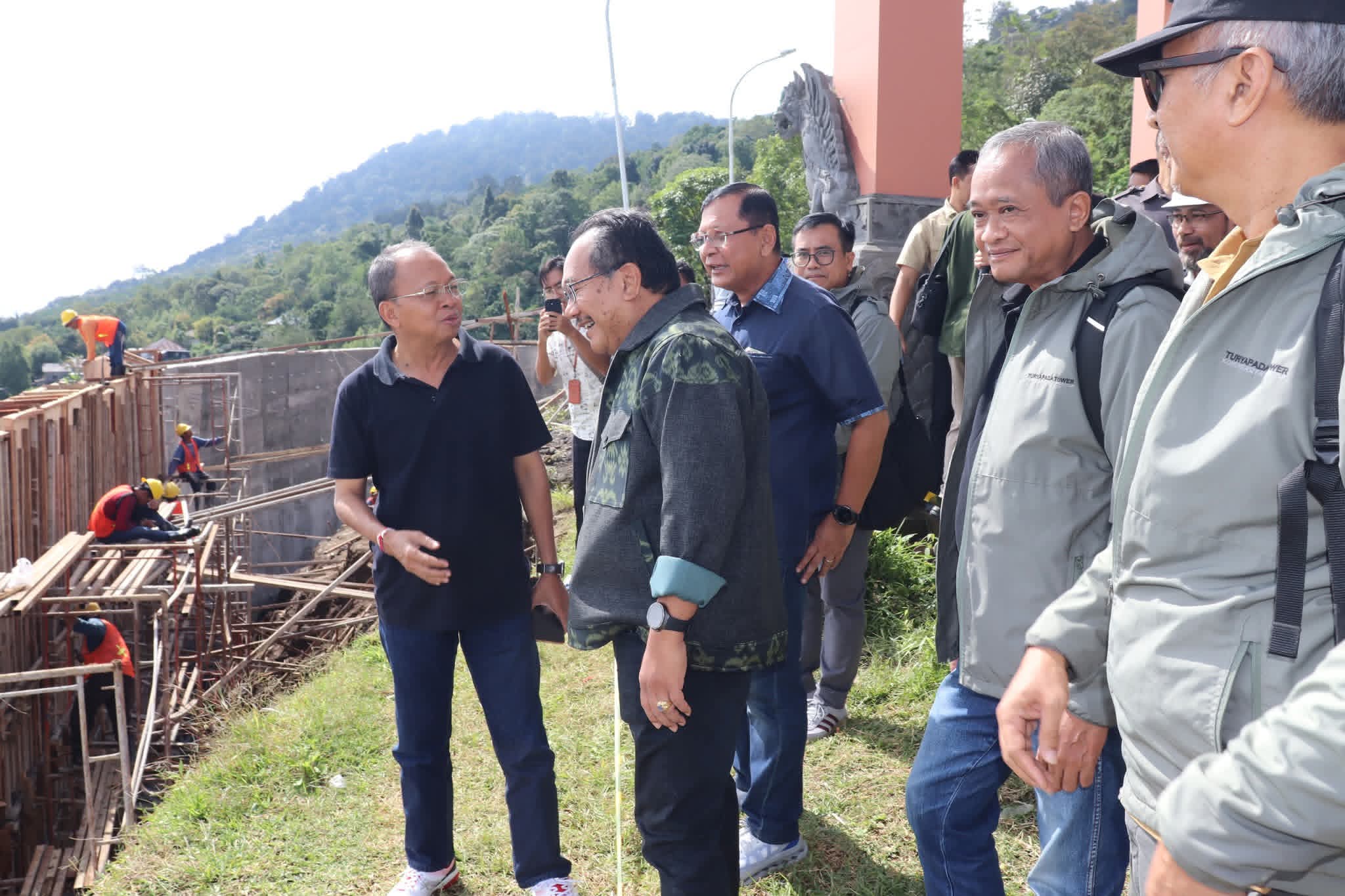 Bupati Buleleng dampingi Gubernur Bali Tinjau Proyek Pembangunan Turyapada Tower tahap II