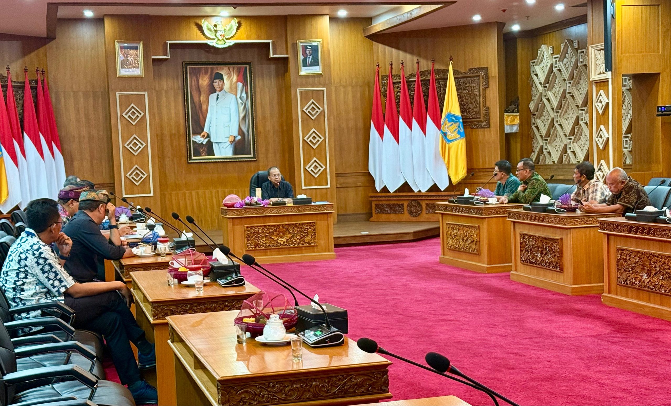 Koster Ajak Pelaku Transportasi Percepat Penggunaan Taksi Listrik di Bali