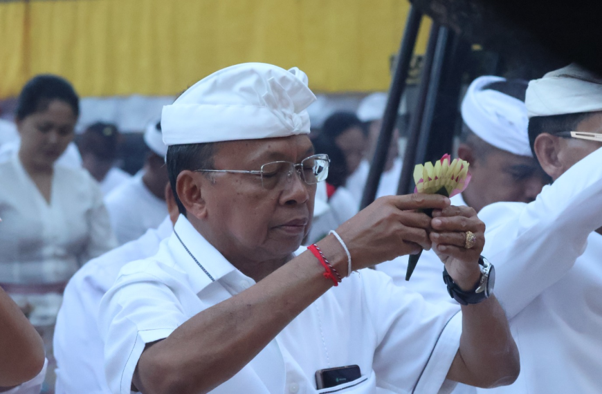 Koster Hadiri Karya Melaspas Pura Dalem Sila Pegat dan Serahkan Dana Punia Rp700 Juta