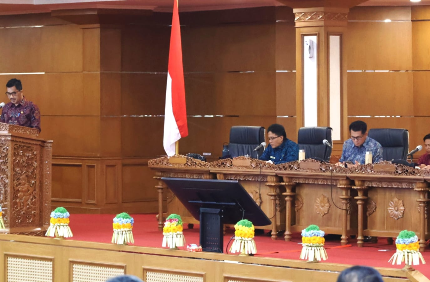 Wagub Bali Giri Prasta Sampaikan Pandangan Akhir terhadap Perubahan Perda Pajak dan Retribusi Daerah