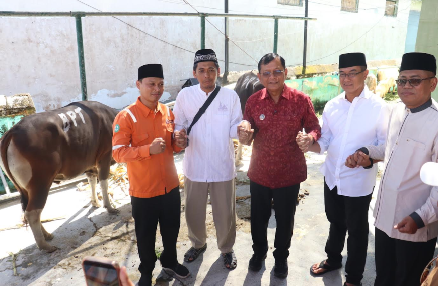 Bupati Sutjidra Serahkan Hewan Kurban, Perkuat Semangat Kebersamaan di Buleleng