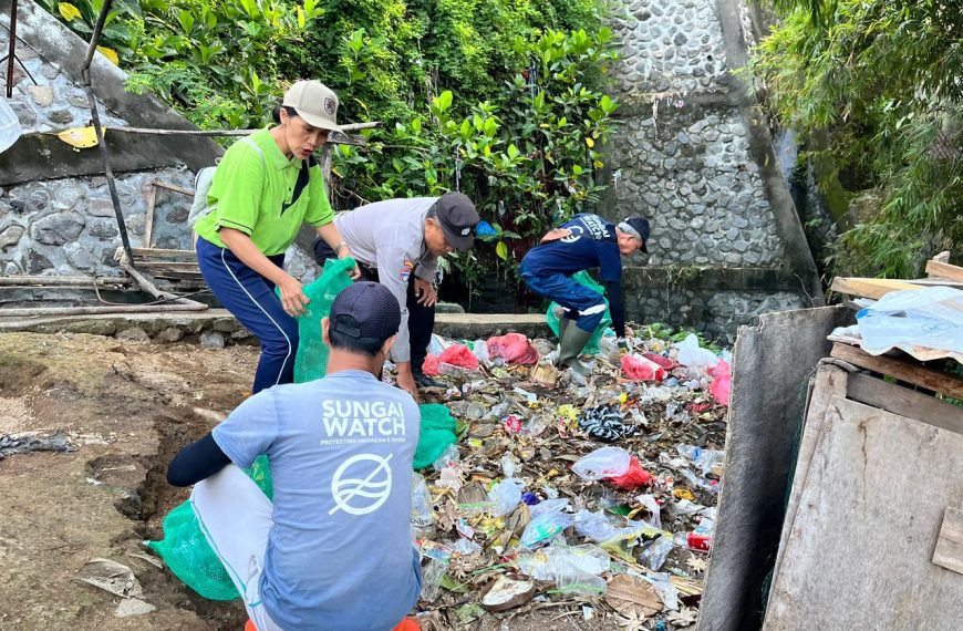 Pancasila Jadi Semangat Aksi Lingkungan, Penarukan dan Sungai Watch Bersihkan DAS dari Tumpukan Sampah
