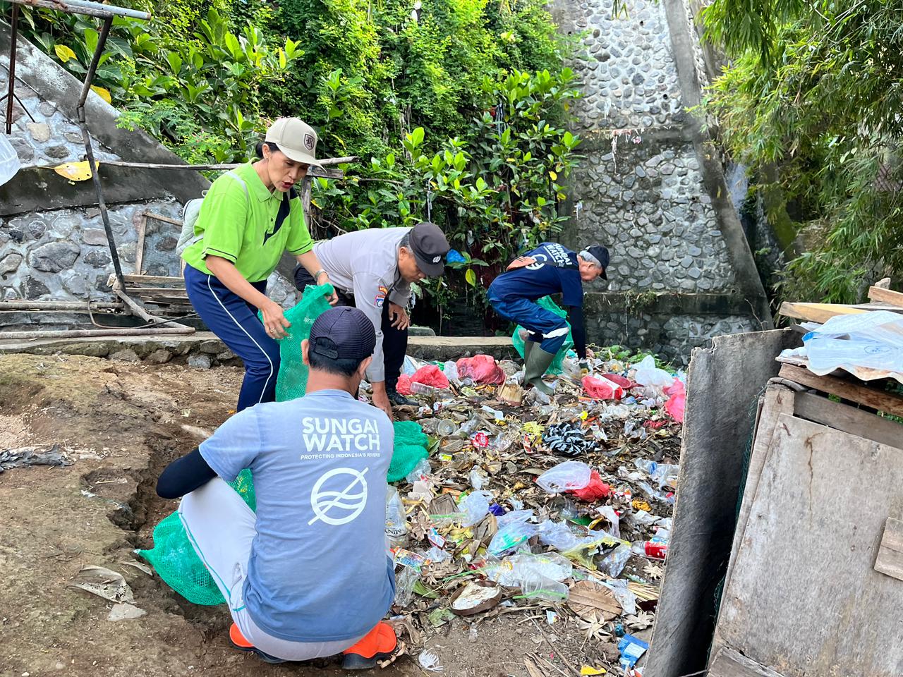 Pancasila Jadi Semangat Aksi Lingkungan, Penarukan dan Sungai Watch Bersihkan DAS dari Tumpukan Sampah
