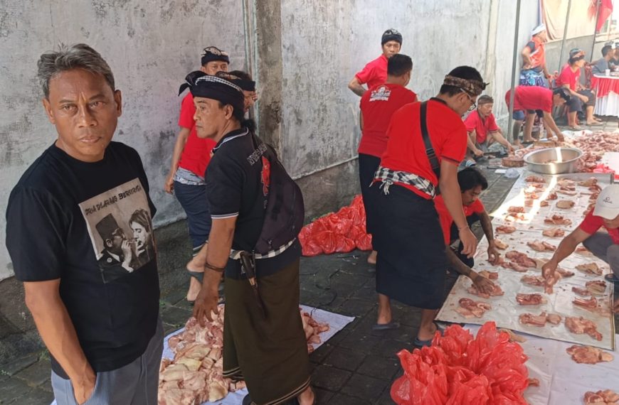 Kariyasa Adnyana Bagi-bagi Daging Babi Jelang Galungan