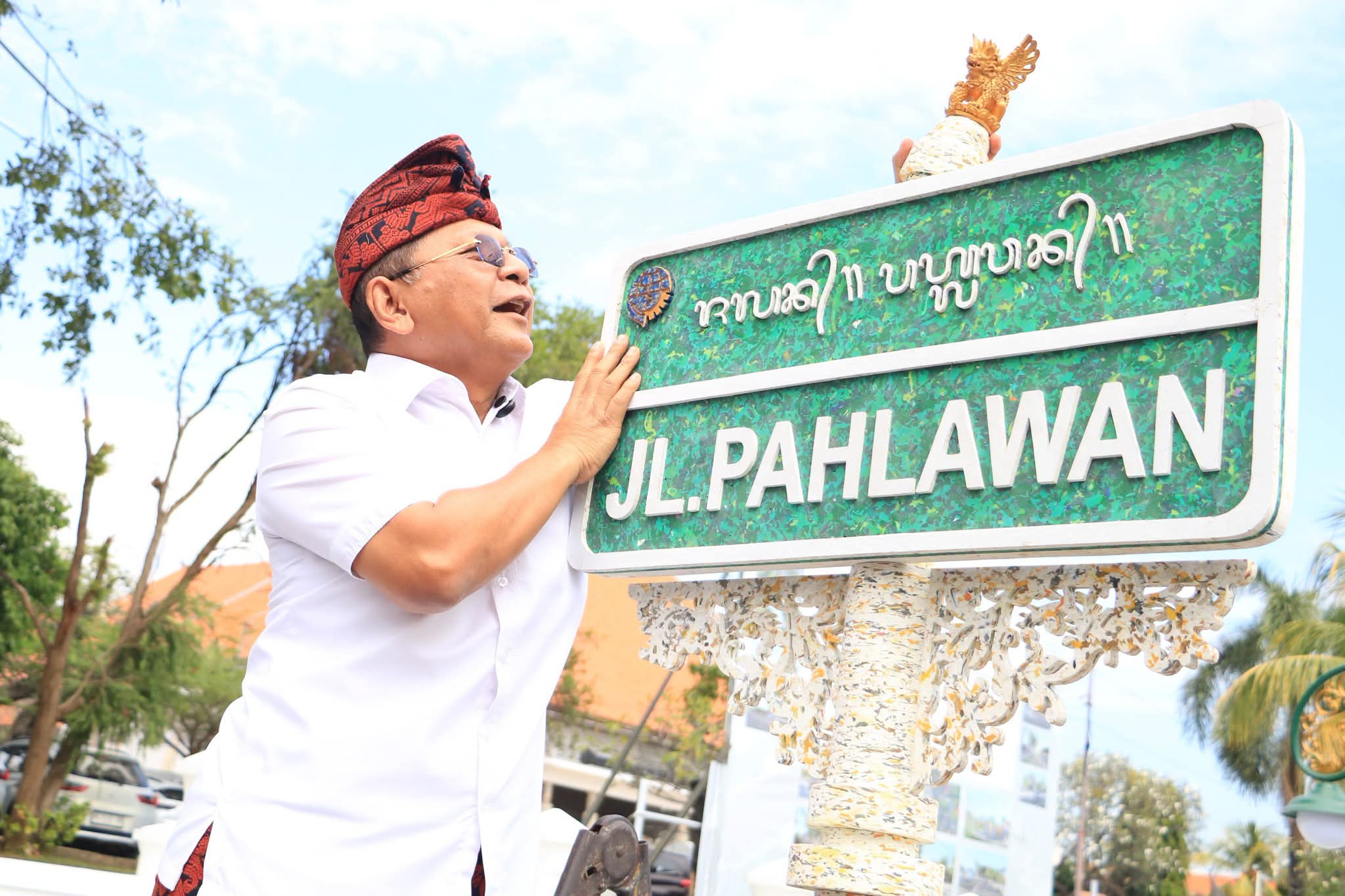 Sampah Plastik Disulap Jadi Infrastruktur Kota, Buleleng Mulai Pasang Plang Jalan Ramah Lingkungan