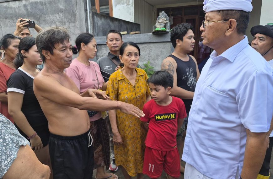 Bupati Sutjidra Tinjau Lokasi Banjir Baktiseraga, Soroti Sampah Sungai dan Tata Ruang Permukiman