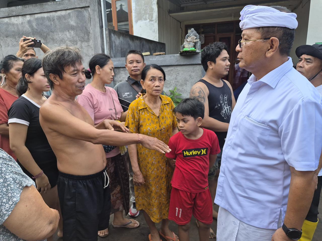 Bupati Sutjidra Tinjau Lokasi Banjir Baktiseraga, Soroti Sampah Sungai dan Tata Ruang Permukiman