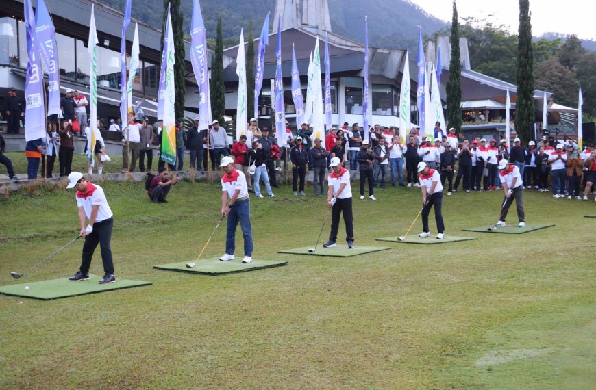 Golf dan Aksi Sosial Berjalan Beriringan, Bupati Sutjidra Dorong Lahirnya Atlet Muda Berprestasi