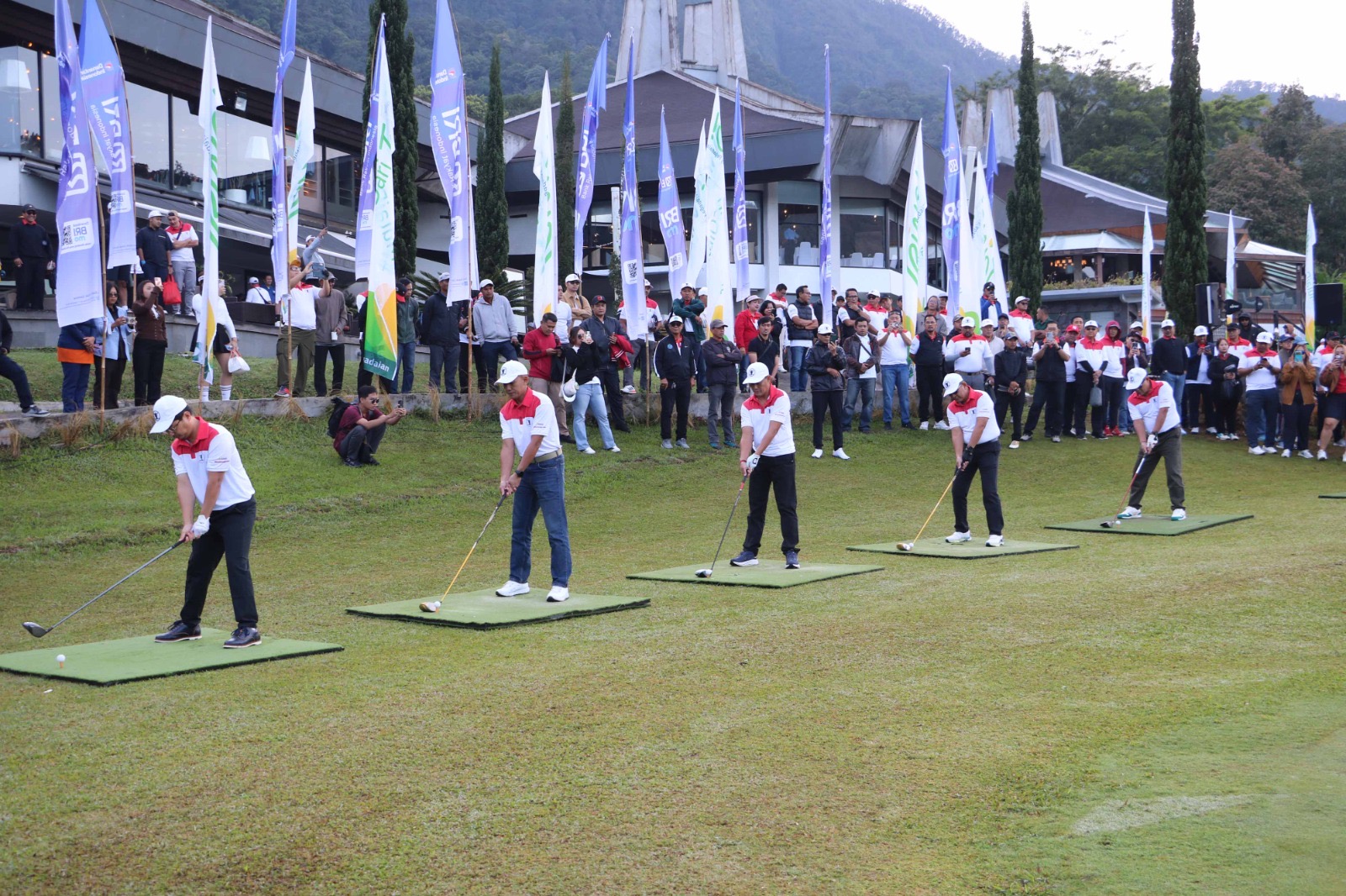 Golf dan Aksi Sosial Berjalan Beriringan, Bupati Sutjidra Dorong Lahirnya Atlet Muda Berprestasi