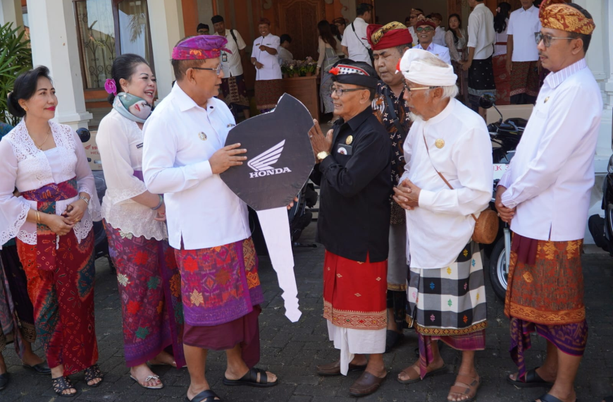 Pemkab Buleleng Perkuat Mobilitas Majelis Desa Adat Alitan, Bupati Sutjidra Serahkan 9 Unit Sepeda Motor