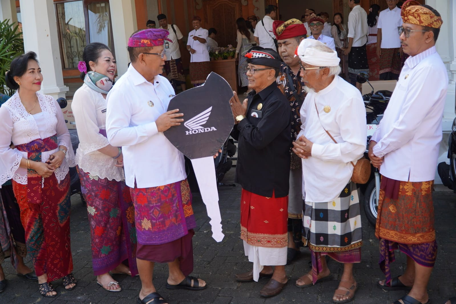 Pemkab Buleleng Perkuat Mobilitas Majelis Desa Adat Alitan, Bupati Sutjidra Serahkan 9 Unit Sepeda Motor