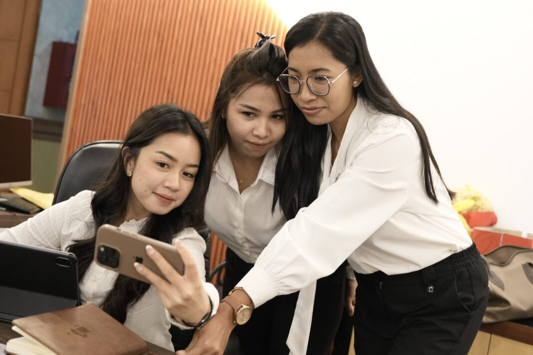 Di Balik Filter Instagram, Generasi Z Sedang Merancang Cara Mereka Dikenal Dunia Digital