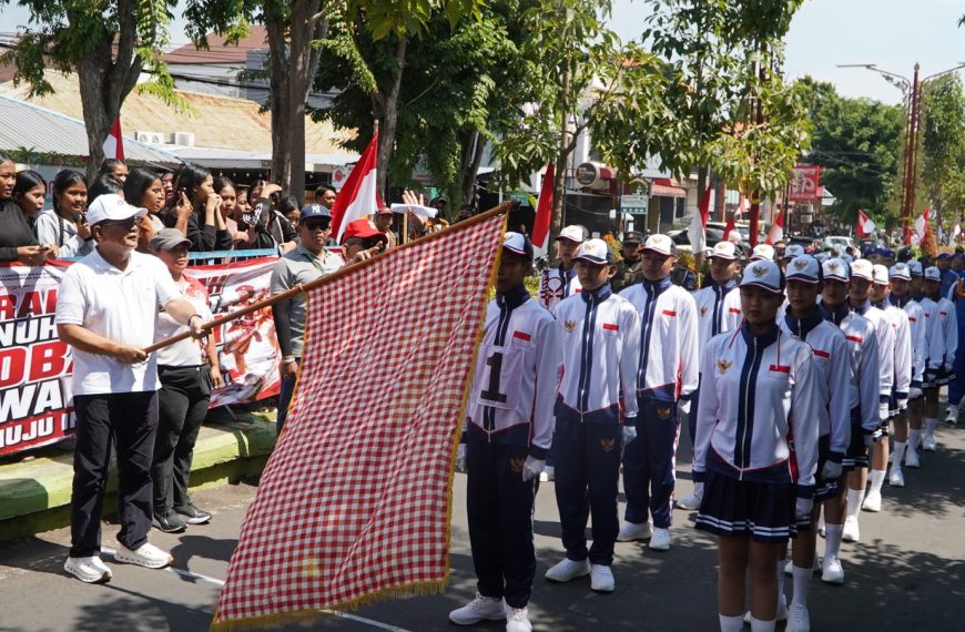 Lepas Peserta Gerak Jalan 8 Kilometer Tingkat SMP, Bupati Sutjidra Tanamkan Jiwa Patriot dan Rasa Nasionalisme Untuk Generasi Muda