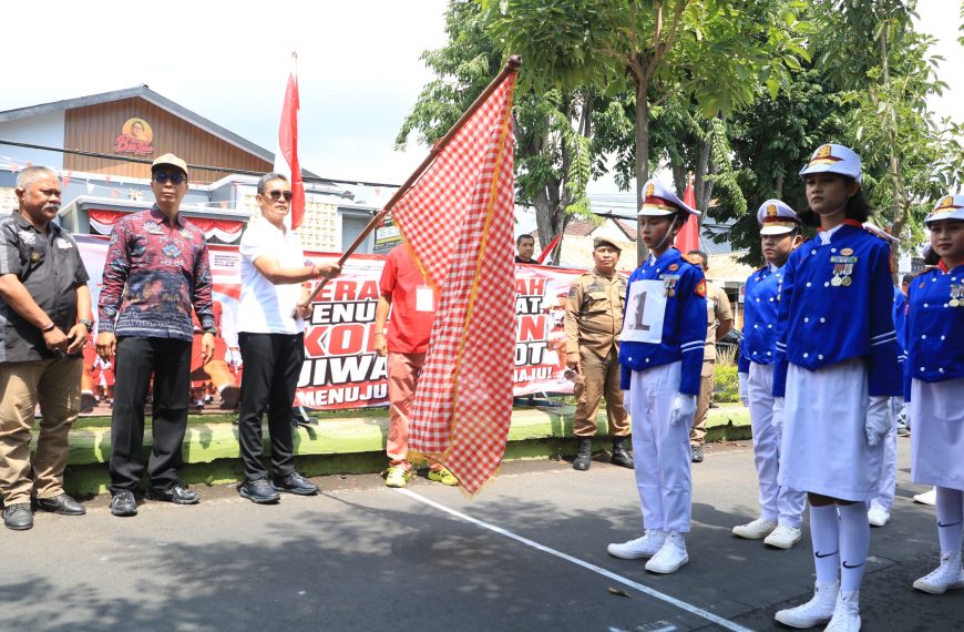 Wabup Supriatna Lepas Peserta Gerak Jalan 8 KM SD, Semarakan HUT ke-81 RI di Buleleng