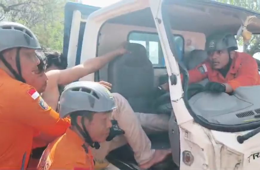 Tim SAR Buleleng Selamatkan Sopir Truk yang Terjepit Usai Kecelakaan di Jalur Singaraja–Gilimanuk