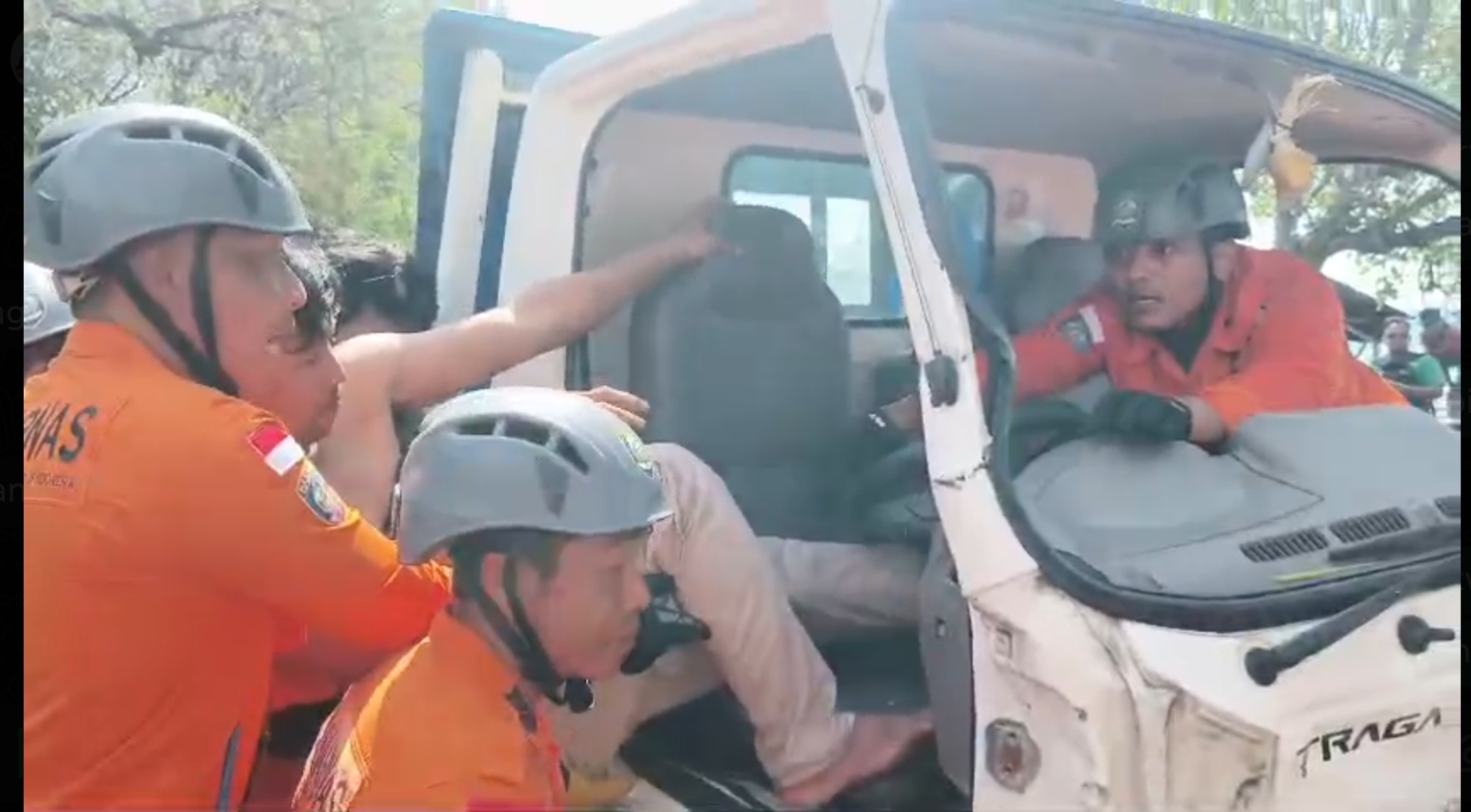 Tim SAR Buleleng Selamatkan Sopir Truk yang Terjepit Usai Kecelakaan di Jalur Singaraja–Gilimanuk