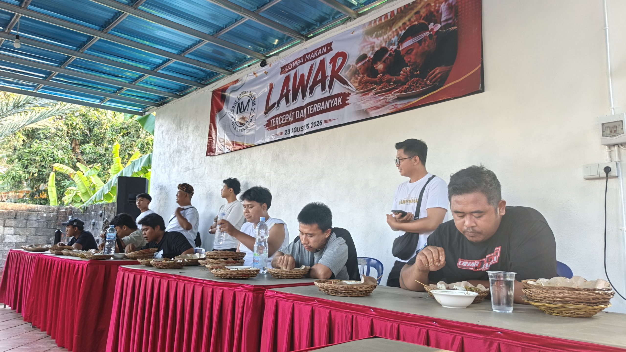 Puluhan Peserta Taklukkan Lima Porsi Nasi Lawar Misol