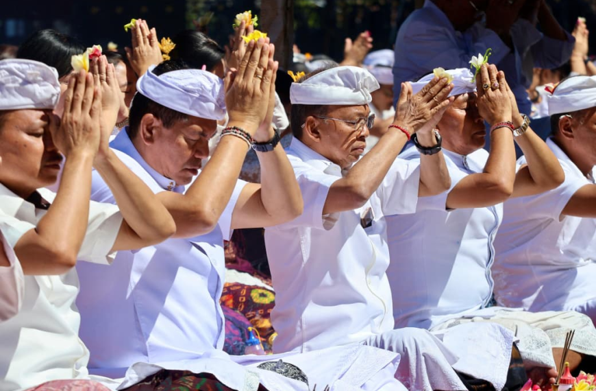 Pemprov Bali Perkuat Pembangunan Sekala-Niskala melalui Ngaturang Pekeling di Besakih