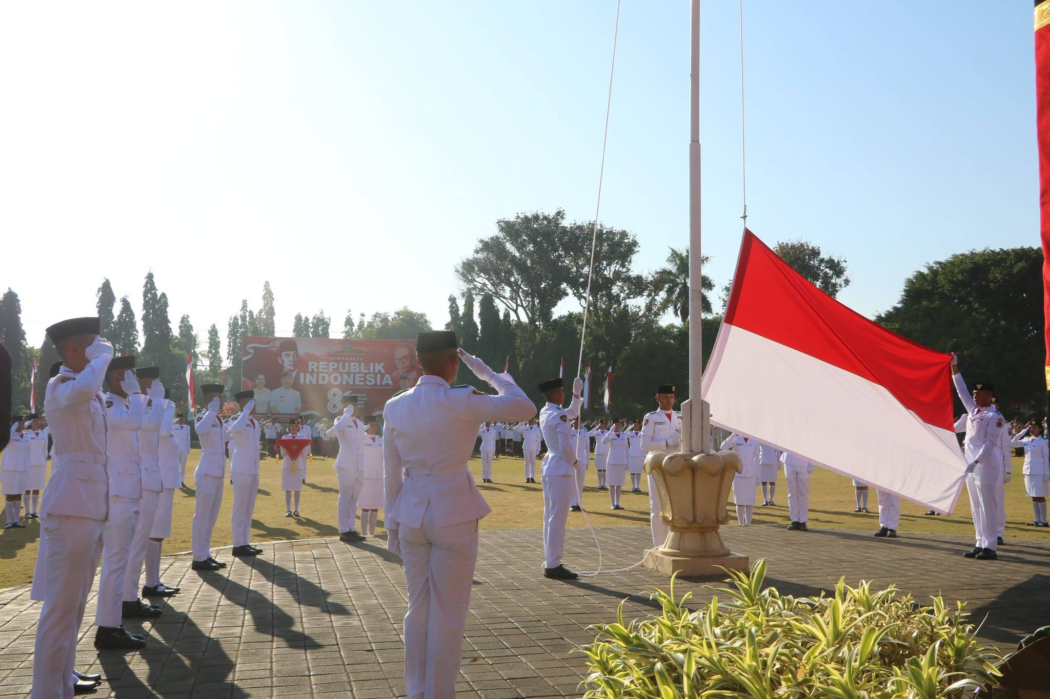 Bendera Merah Putih Berkibar Khidmat, Bupati Sutjidra Pimpin Upacara HUT ke-81 RI di Buleleng