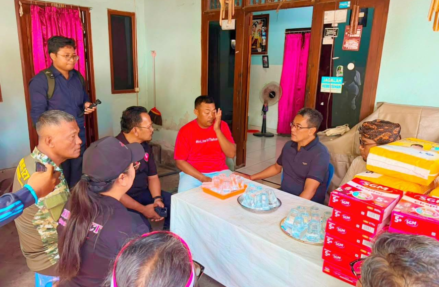 Wabup Supriatna Salurkan Bantuan Sosial bagi Penyandang Disabilitas di Desa Banjar