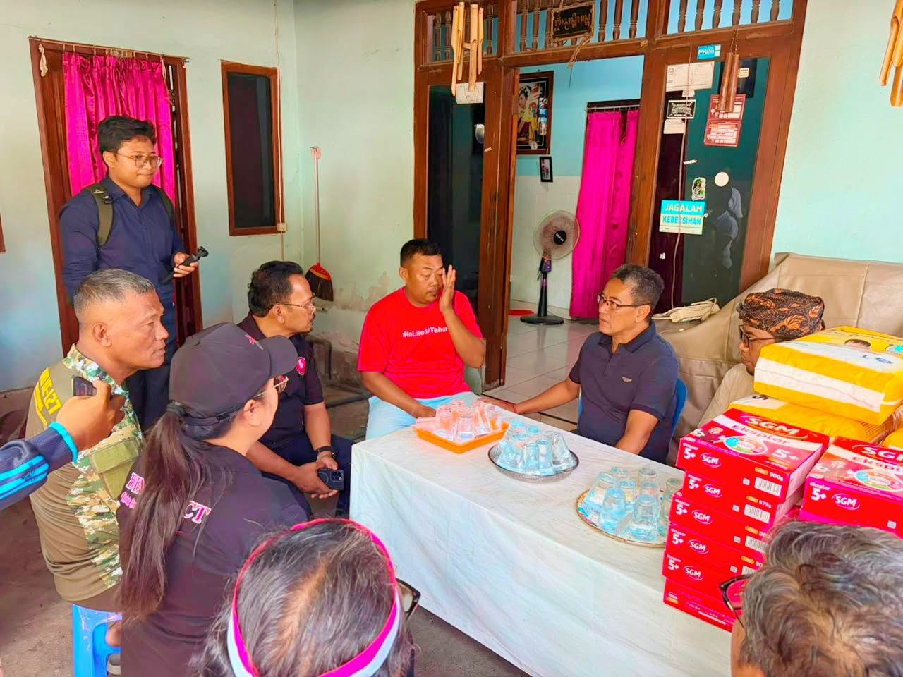Wabup Supriatna Salurkan Bantuan Sosial bagi Penyandang Disabilitas di Desa Banjar