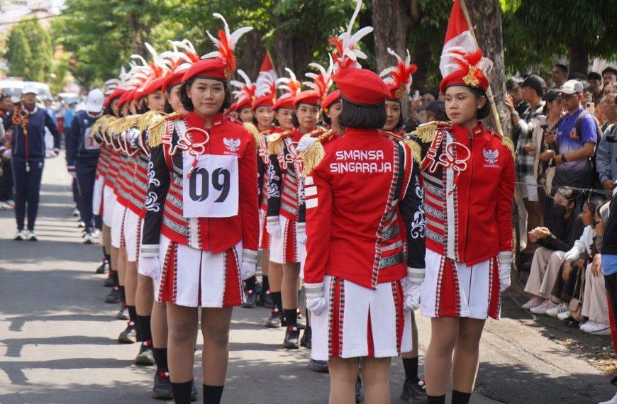 Bupati Sutjidra Lepas Lomba Gerak Jalan 17 Km Dewasa Putri, Semarak HUT Ke-81 RI Penuhi Kota Singaraja