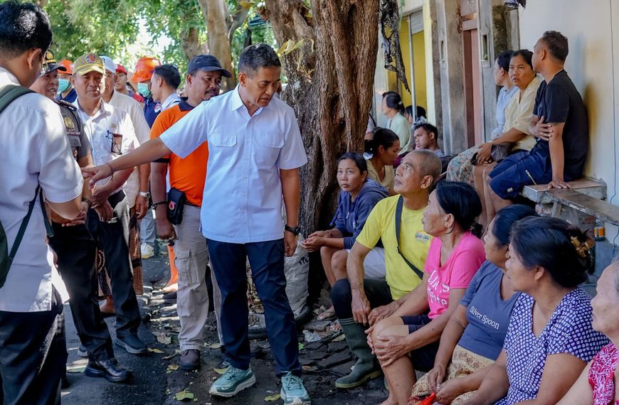 Wabup Supriatna Salurkan Bantuan dan Pastikan Penanganan Korban Kebakaran Tejakula
